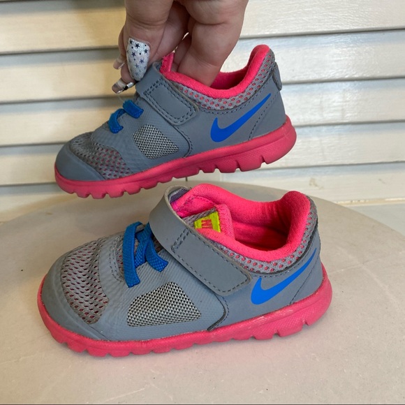 Nike girl toddlers shoes size 6c - Picture 3 of 9